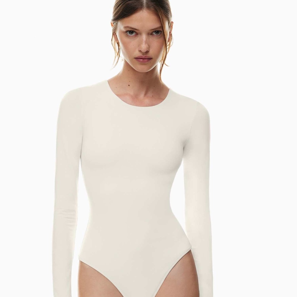 Aritzia Babaton⎜CONTOUR CREW LONGSLEEVE BODYSUIT⎜MATTE PEARL